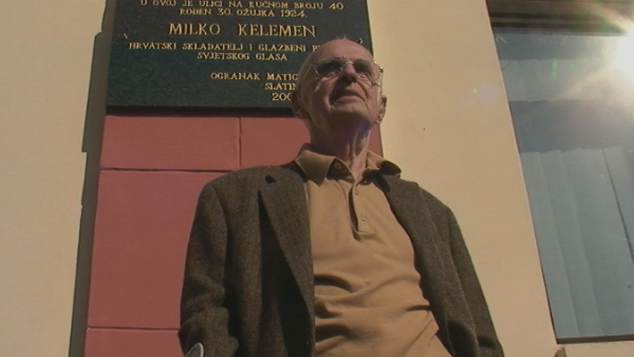 Milko Kelemen ispred spomen-ploče na njegovoj rodnoj kući, otkrivene 2009. godine